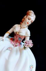 2348L Καθιστή κυρία με τριαντάφυλλα (Διαθέσιμο κατόπιν παραγγελίας) - Image 3