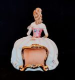 2348L Καθιστή κυρία με τριαντάφυλλα (Διαθέσιμο κατόπιν παραγγελίας) - Image 2