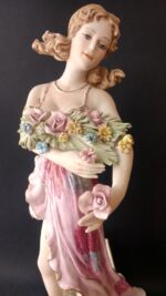 2369LF Κοπέλα με λουλούδια (Διαθέσιμο κατόπιν παραγγελίας) - Image 2