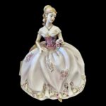 2348L Καθιστή κυρία με τριαντάφυλλα (Διαθέσιμο κατόπιν παραγγελίας)