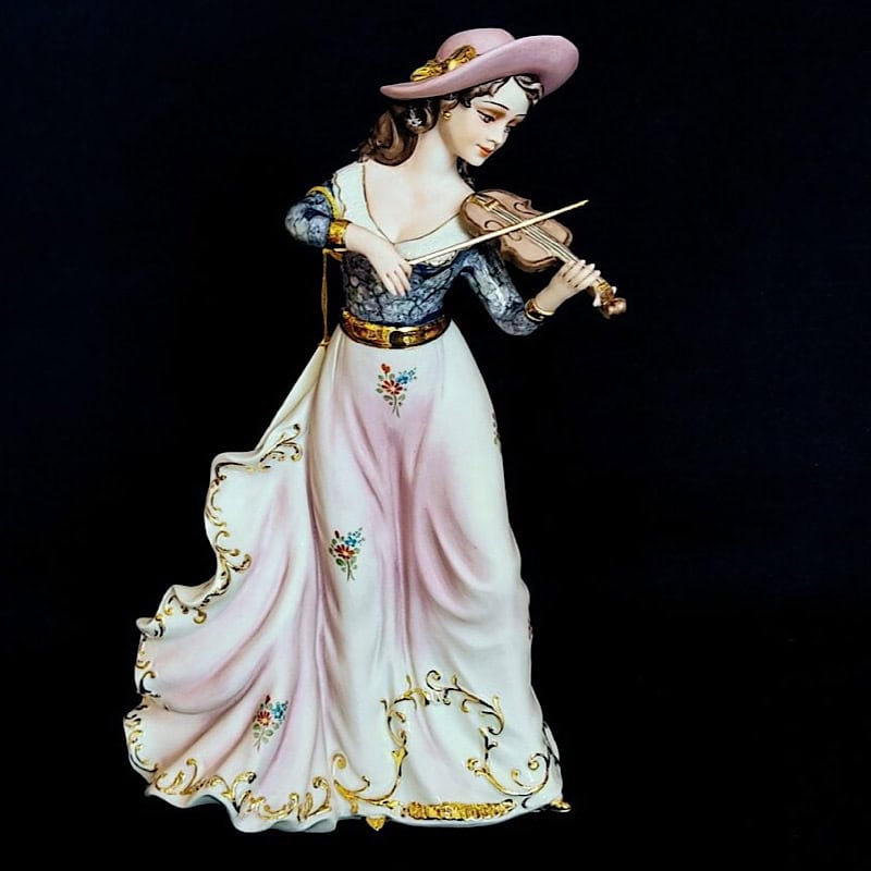 2347L Κυρία με καπέλο και βιολί (Διαθέσιμο κατόπιν παραγγελίας)