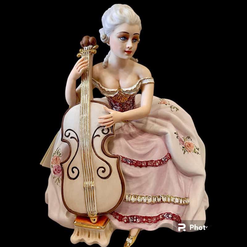 2357L Κυρία του '700 με βιολοντσέλο (Διαθέσιμο κατόπιν παραγγελίας)