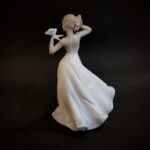 D7395 Κοπέλα με περιστέρι πορσελάνη - Image 2