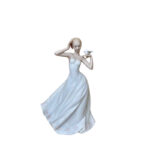 Πορσελάνινη κοπέλα με περιστέρι