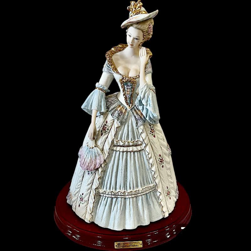 2701L Κυρία του ‘700 με καπέλο (Διαθέσιμο κατόπιν παραγγελίας)