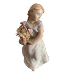 D7320 Πορσελάνινο κοριτσάκι με καλαθάκι - Image 2