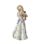 D7320 Πορσελάνινο κοριτσάκι με καλαθάκι - Image 3